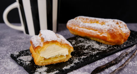 Eclair with icing sugar